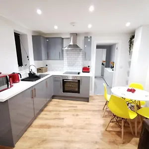 4 Sleeps And Travel Cot- Close To And Restaurants United Kingdom